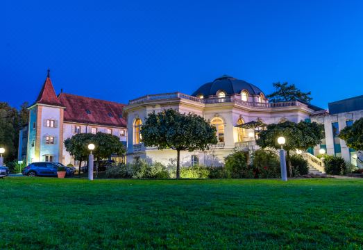 호텔 엣 센터 테르말 디베르동-레-방의 쾌적한 야외 수영장