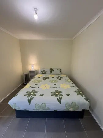 Brandnew Comfortable Bedroom in a Beautiful Suburb Отели в г. Кейлор