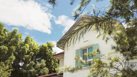 OwlStay Green Villa Отели рядом с достопримечательностью «General Hall»