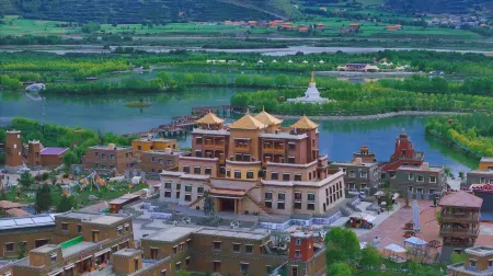 Roblin Hot Spring Hotel in Gesar Wangcheng, Ganzi County