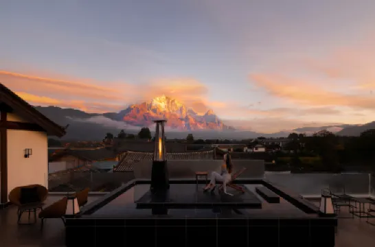 HOMESTAYPeshaguzhendian) Hotels near The Snow Capped Mountains Rose Manor