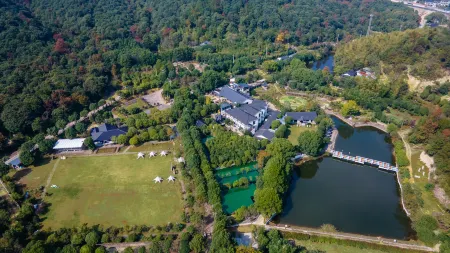 Zhuji Qingqingcao Homestay Отели рядом с достопримечательностью «Wuxie Scenic Spot»