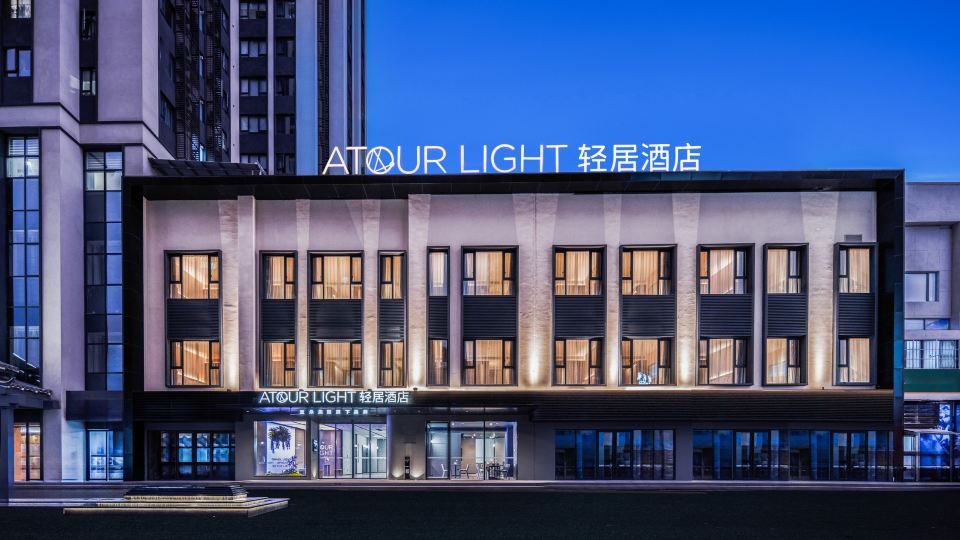 Zhuhai Xiangzhou Mingzhu Railway Station Light Hotel
