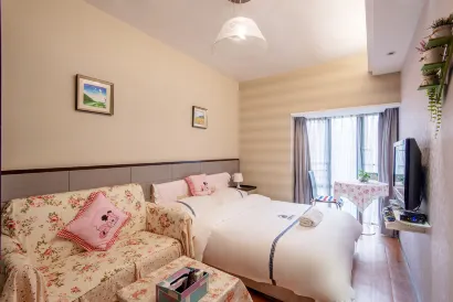 Fenghuang Impression Apartment (Shenzhen Huangbeiling Metro Station)