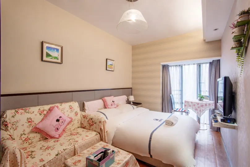 Fenghuang Impression Apartment (Shenzhen Huangbeiling Metro Station)