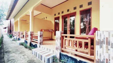 Matahari Bungalow 3 Отели рядом с достопримечательностью «Slow Spa»