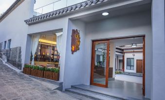 Tengchong pillow breeze Inn