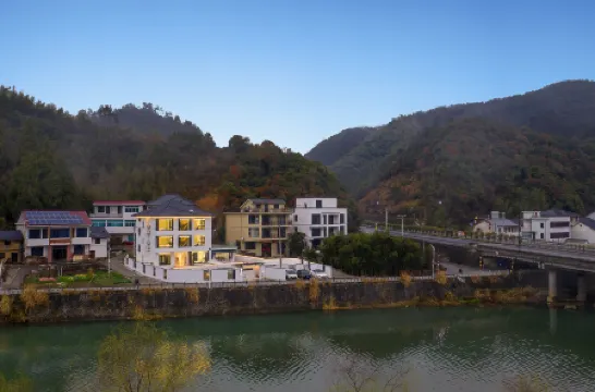 Floral Hotel·Sakura Language Homestay Отели рядом с достопримечательностью «Jiuxian Fenshuizhen Jiulong Temple»