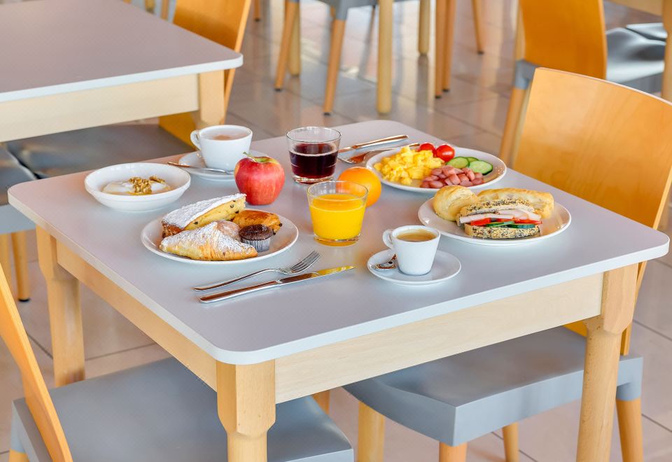 B&B 호텔 밀라노 라 스페치아의 현대적인 로비 공간