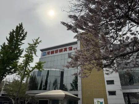 Handan Iron and Steel Hotel (Handan Railway Station Branch) Отели рядом с достопримечательностью «Xuebu Bridge»