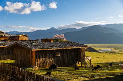 Shangri-La Banshan Tanye Manor Hotels near Songzanlin Scenic Spot