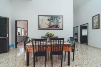 Batu Pahat w Pool table & Karaoke Villa 4BR 16pax Hotels in Parit Raja