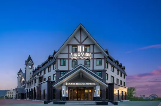 Wanda Moments Hot Spring Hotel (Tourism Service Center of West Changbai Mountain) Hotels near Changbaishanxi Railway Station