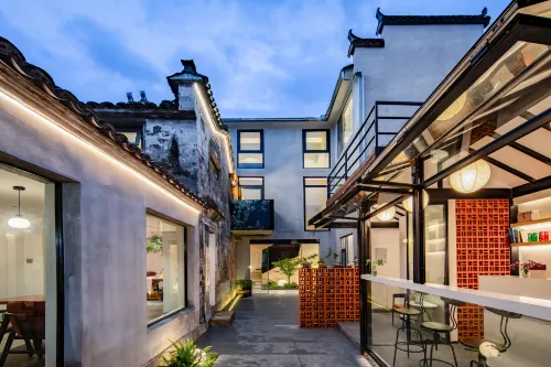 Hongcun Yifang Aesthetics Space Homestay - vue sur la montagne