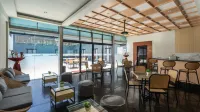 Swiss-Belhotel Manokwari - bar