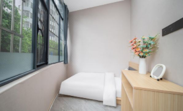 Litchi in Red · Elegant Studio - Youth Stay Inn