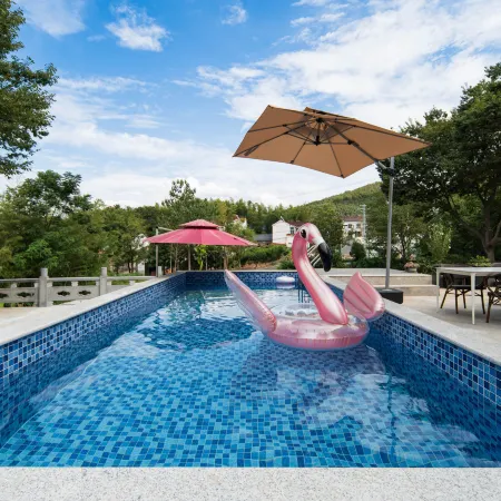 Jiangnan Courtyard Pool Retreat