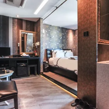 W Hotel Отели рядом с достопримечательностью «Songwol-dong Fairy Tale Village»