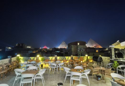 피라미드 뷰가 보이는 호텔 객실