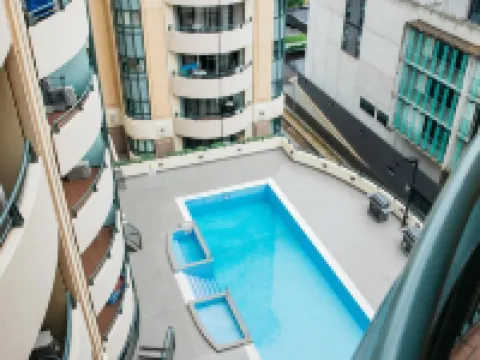 อดินา เซอร์วิสอพาร์ทเมนท์ แคนเบอร์รา เจมส์คอร์ท โรงแรมในBraddon