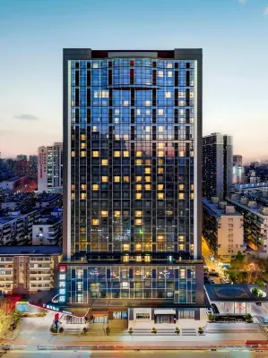 Radisson RED Wuhan Jianghan Road Hubei Broadcast University Athletic Field 주변 호텔