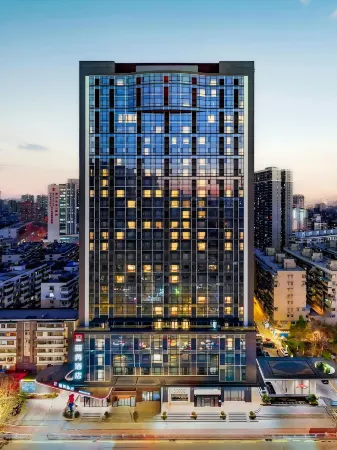 Wuhan Jianghan Road Radisson RED Hotel Отели рядом с достопримечательностью «WuHan YinYue Jie»