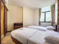 Scala Hostel Các khách sạn gần Trường Debsirin