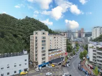 7 Days Premium Hotel (Guiyang Qianlingshan Park Gaicha Road Subway Station Branch) - Mountain view
