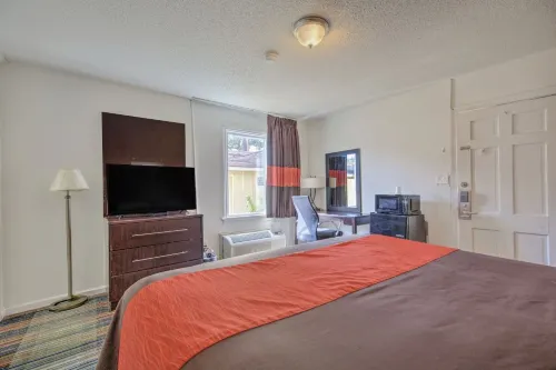 OYO Palm Leaf Motel Hotels in Ashland