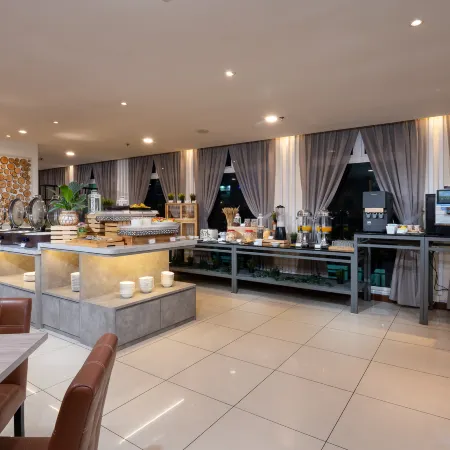 One Pacific Hotel and Serviced Apartments Отели рядом с достопримечательностью «Mahindarama Buddhist Temple»