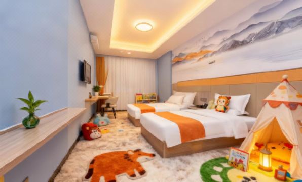 Wofu Hotel (Zhengzhou High-speed Railway East Station Economic Development Center Plaza)