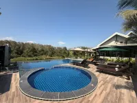Namkhan Rivora Resort - สระว่ายน้ำแบบอินฟินิตี้