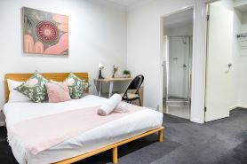 Bright & Chic Rooms – Steps to Bus & Shops