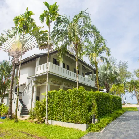 The Anda Mani Khaolak Beachfront Villas Отели рядом с достопримечательностью «Национальный парк Симилан»