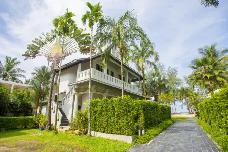 The Anda Mani Khaolak Beachfront Villas Отели рядом с достопримечательностью «Khao Lak Beach»
