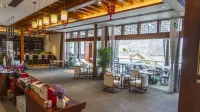 NARKA Hot Springs Resort Hotel - bar