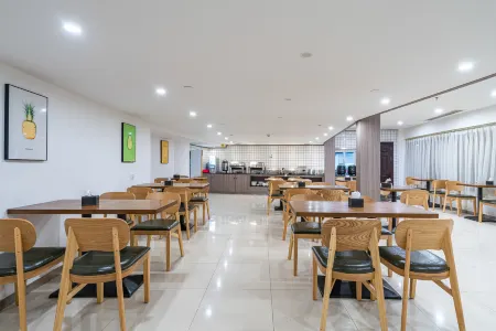 Xiangning Hotel (Chongqing Jiefangbei Pedestrian Street Hongyadong Branch) Отели рядом с достопримечательностью «Tieshan Square»