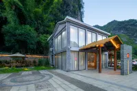 Qingshan Yuandai Resort (Yangshuo Yulonghe National Tourism Resort) Отели рядом с достопримечательностью «Мост Фули»