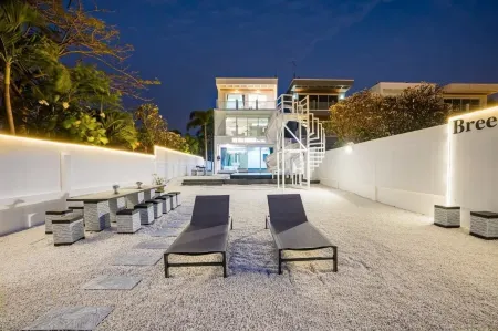 Private Breeze Seafront 4BR Pool Villa - VVP31.16 Отели рядом с достопримечательностью «Paradise Ocean View Condominium»