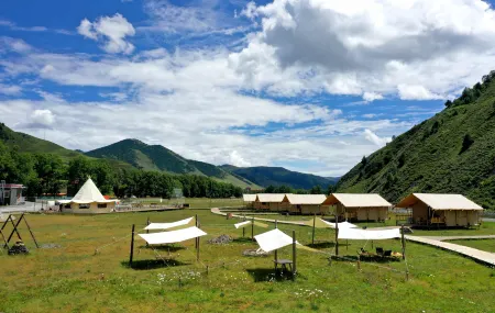 Greenstone Nomadic Luxury  Homestay (Kangding Xinduqiao Branch) Отели рядом с достопримечательностью «Тагун»