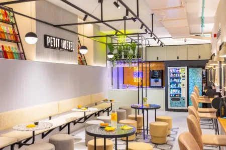 Petit Hostel Palacio Real Отели рядом с достопримечательностью «KeepCoding»