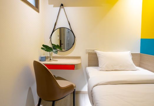 Hometel Night Bazaar Chiangmai의 모던한 객실