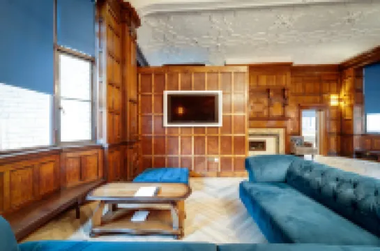 16 Queen Avenue Hotels in 