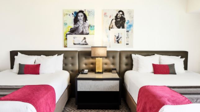 ウルトラヒップルーム　クイーンベッド2台付　エレベーターそば プラネット ハリウッド リゾート&カジノの写真