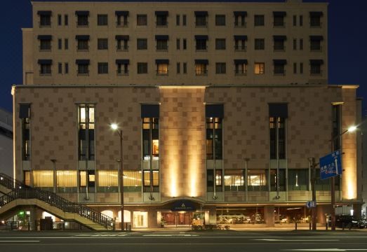 [산노마루 호텔의 깔끔하고 현대적인 객실 내부]