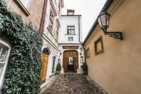 Golden Well Hotels near Franz Kafka - Rotating Head by David Cerny