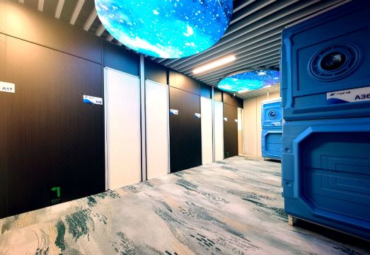 플라잉 게스트 캡슐 내부