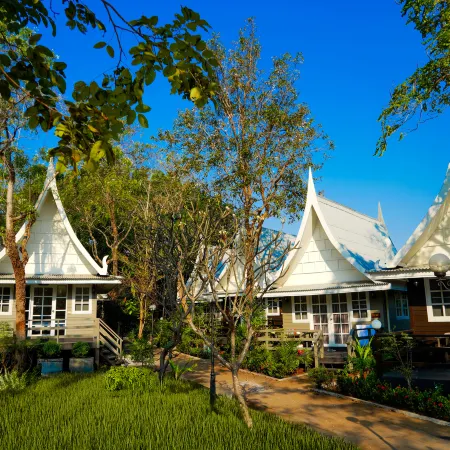 Luna Hut Resort HuaHin Отели рядом с достопримечательностью «Пляж Сай Ной»