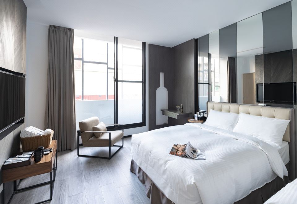 4. 호텔 이니셜-비..