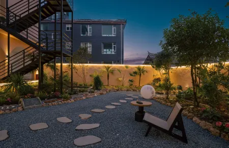 Thousands of Mountains Veiled in Evening Snow • Golden Rays Gilding the Peaks | Panoramic View Hotel Отели рядом с достопримечательностью «Wenbi Reservoir»